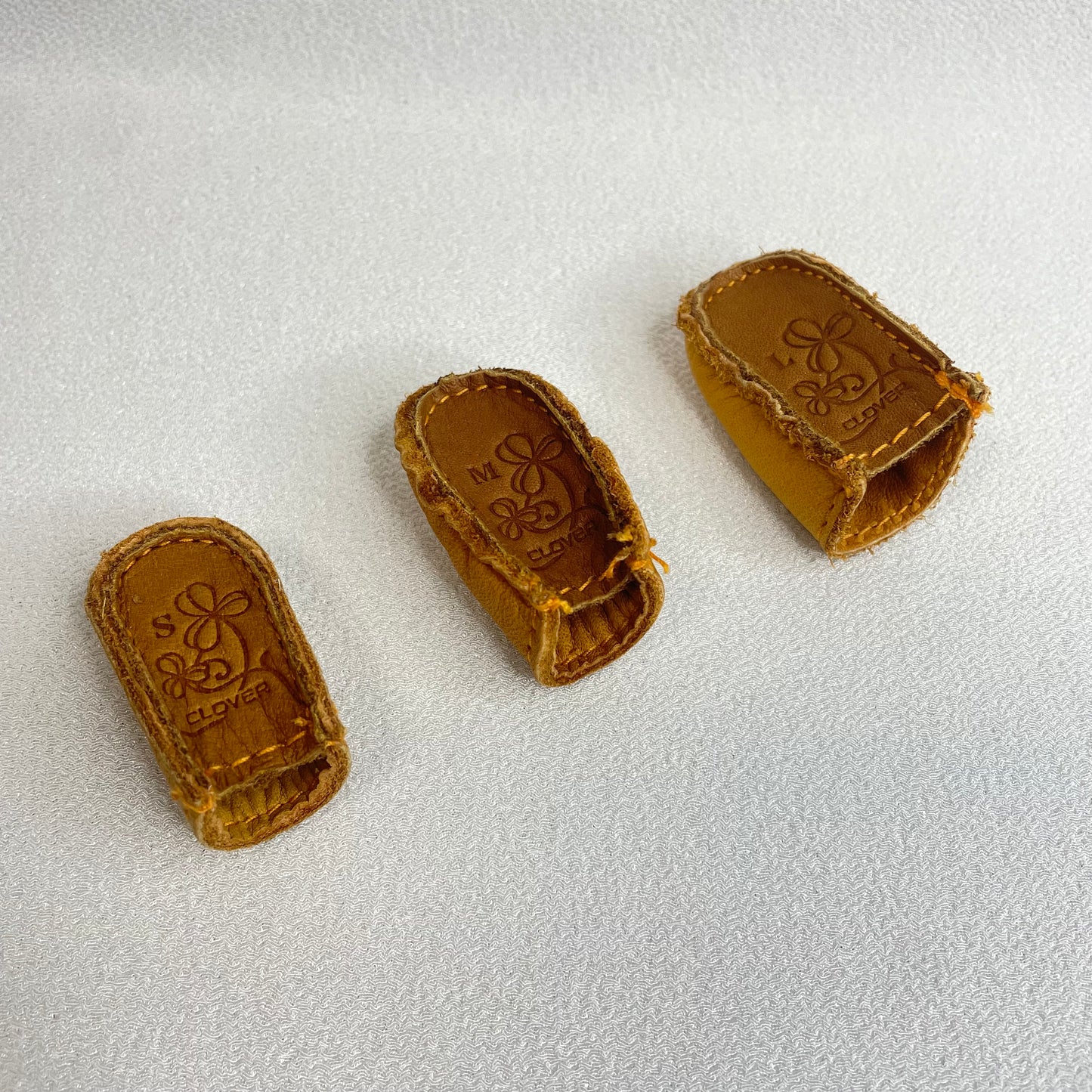 3D-Fingerhut aus Leder mit Kleeblatt-Motiv