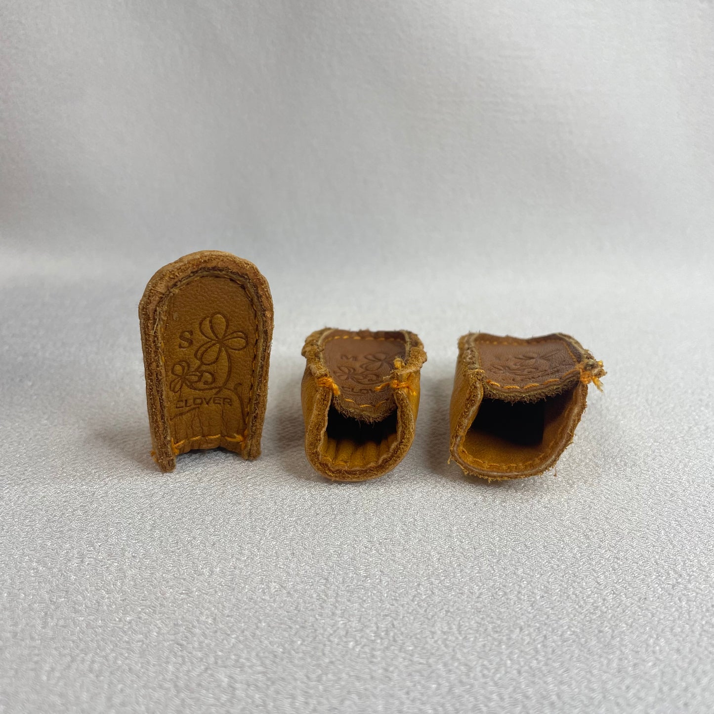 3D-Fingerhut aus Leder mit Kleeblatt-Motiv