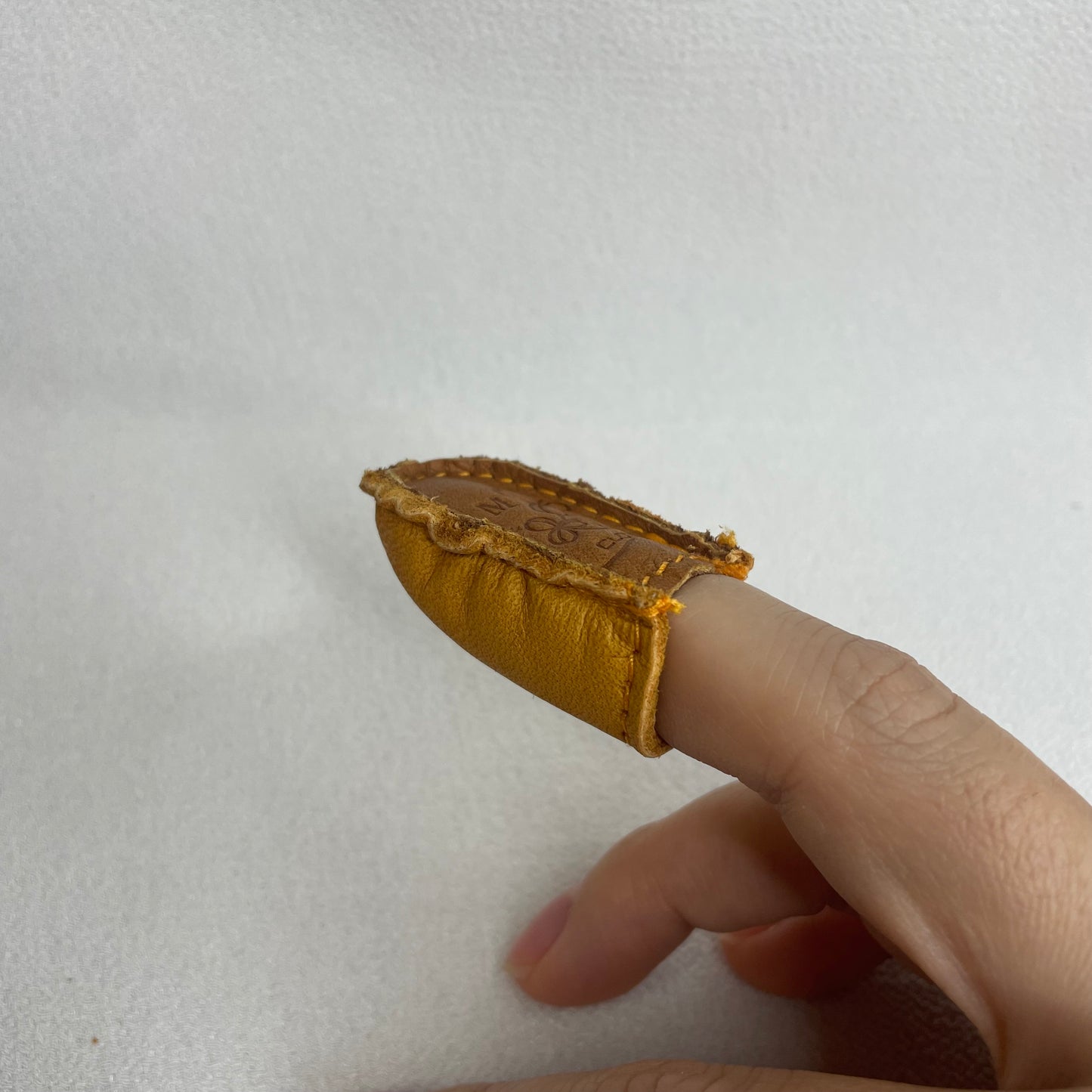 3D-Fingerhut aus Leder mit Kleeblatt-Motiv